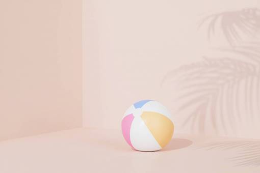 pink Pelota de playa sobre fondo rosa pastel