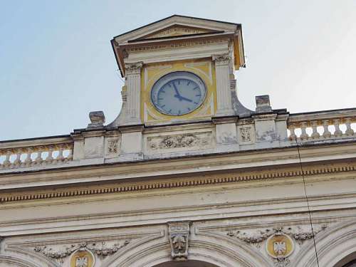 arch-architectural-feature clock baroque capital analog architecture building structure facade arch memorial 