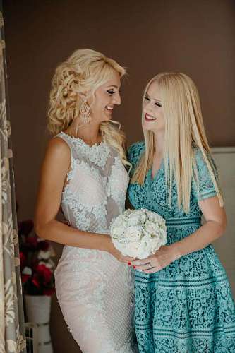 parentesco chicas rubia novia relación