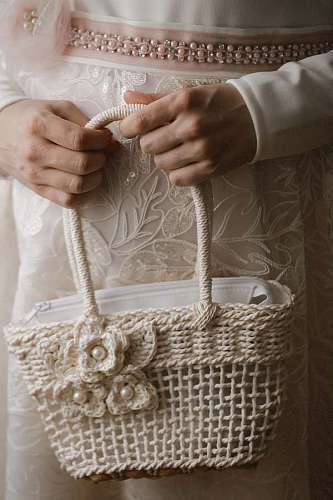 bolso de mano perla manos mujer piel retro lujo