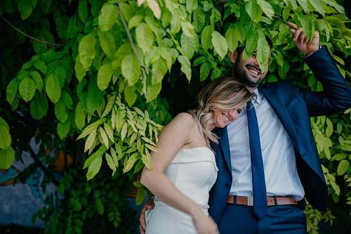 hugging pretty blonde smiling branches enjoyment leaves  bladeren kleur groene