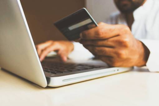 internet Hombre pagando con tarjeta de crédito en su laptop