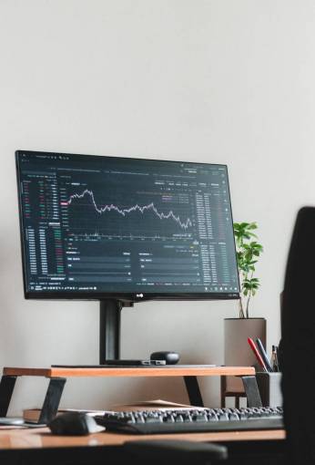 monitor con gráfico de negociación
