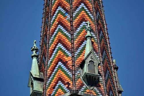 Torre colorida iglesia catedral atracción católica turística edificio de arquitectura urbana