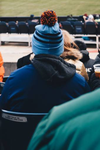 tejido a mano beanie back guy hombre personas sentadas sillas