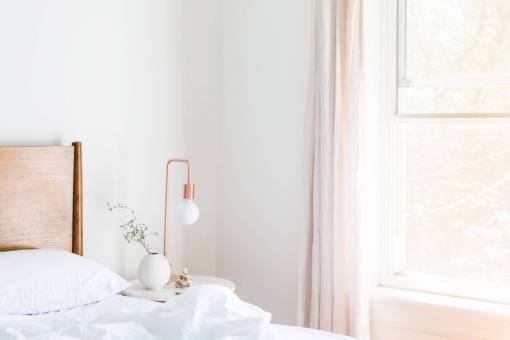 comodo dormitorio limpio luz ventana lámpara mañana descanso