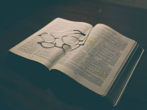 Biblia libro lectura estudio aprendizaje proverbios gafas