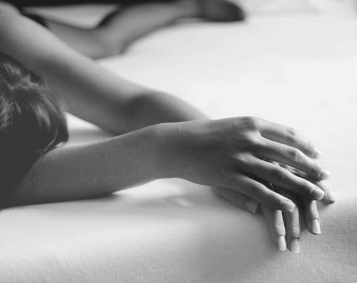 en brazos gente en blanco y negro niña piso mano brazo