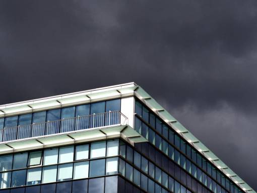 balcon edificio ventanas arquitectura balcón cielo nubes de tormenta