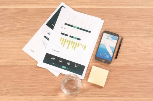 telefono inteligente informes comerciales gráficos gráficos oficina de marketing de finanzas