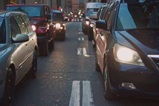 transito carros trânsito estrada rua cidade urbana