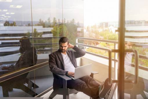 balcon confundido, hombre, trabajando, computadora portátil, tableta, tecnología, negocio