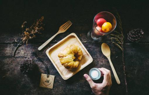 etiqueta croissant pan mesa de exhibición vidrio fruta comida