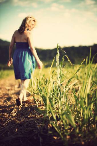 vestimenta niña mujer campo hierba naturaleza sol soleado