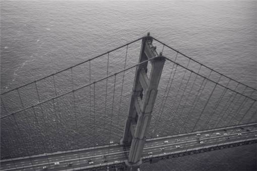 Puente Golden Gate San Francisco arquitectura en blanco y negro coches agua