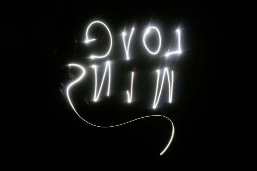 amor luz de neón larga exposición fotografía noche oscuro