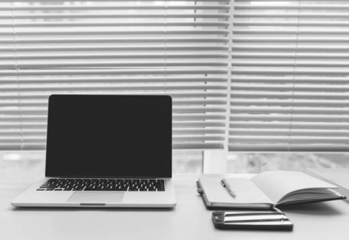 macbook laptop computadora tecnología bloc de notas bolígrafo oficina