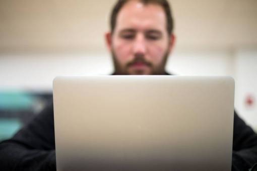 hombre portátil oficina computadora trabajando escribiendo trabajo