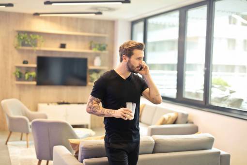 hombre trabajando escritorio hombre teléfono beber leche comida escritorio de oficina