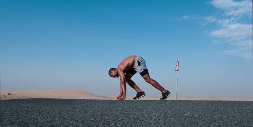 fitness hombre listo para correr velocidad rápida despegue negro