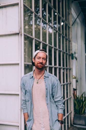 hipster hombre sonriente hipster bolsillos moda jeans camisa