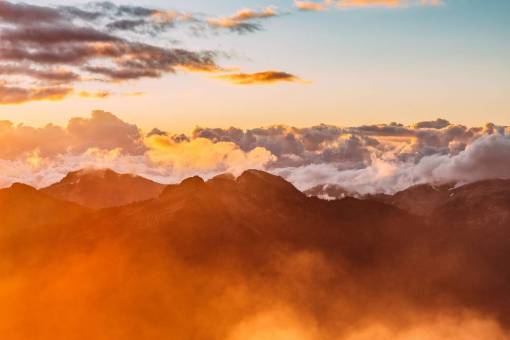 pico de la montana montañas picos cumbre puesta de sol cielo nubes paisaje