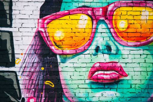 lapiz labial mural pintura en aerosol ladrillos pared niña mujer gente