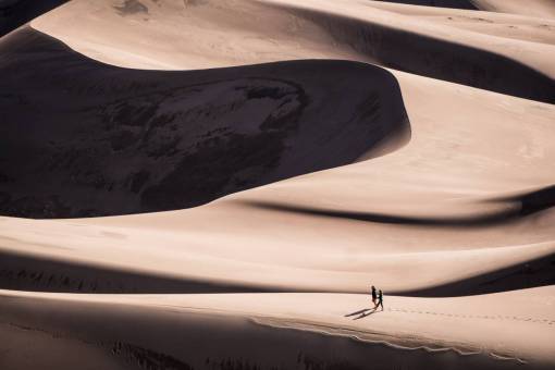 charco naturaleza paisaje desierto dunas de arena personas huellas