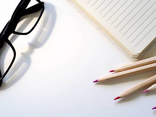 escritura Bloc de notas lápices gafas escritor escribiendo notas espectáculos