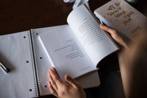 escuela notas libro bolígrafo manos leyendo material escolar