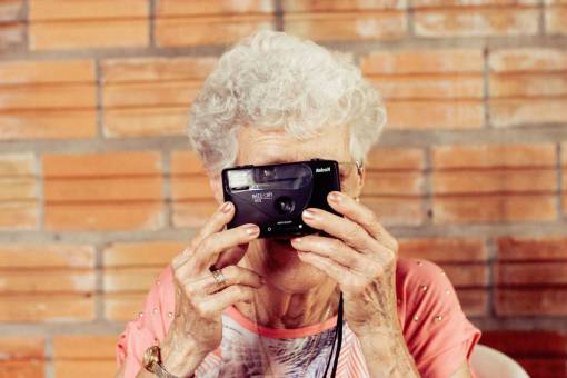 abuela gente naranja mujer cámara fotografía fotógrafo viejo