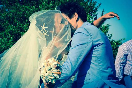 besos gente novia novio boda celebración hombre niña