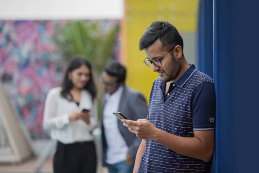 conectividad personas navegando teléfono móvil dispositivo digital mensajería internet