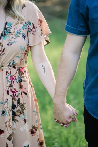 gente pareja tomados de la mano hombre mujer hierba verde