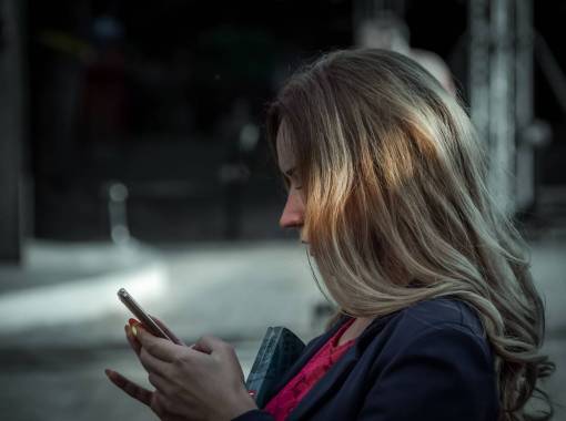 mensaje de texto gente niña mujer mujer cabello teléfono móvil