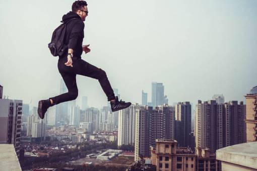 volador gente hombre saltando cielo volador niebla aérea