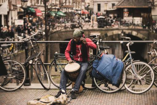 bicicleta gente hombre percusión feliz sonrisa disfrutar urbano