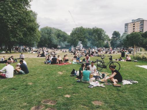 gente hombre niñas amigos familia picnic al aire libre