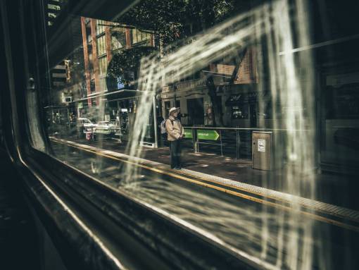 a la espera gente anciano esperando estación de tren ciudad