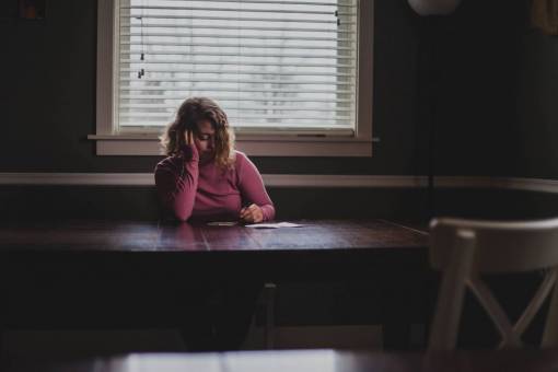 escritura gente mujer niña pensando solo triste escritura