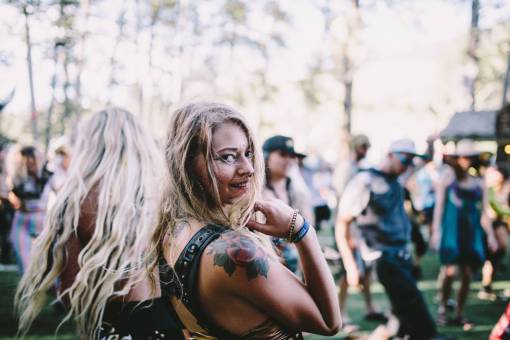 tatuajes gente mujer arte del tatuaje feliz sonrisa disfrutar