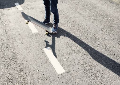 jeans patineta patinador pavimento concreto zapatos jeans