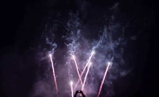 fuegos artificiales chispa gente luz oscuridad noche fuegos artificiales humo