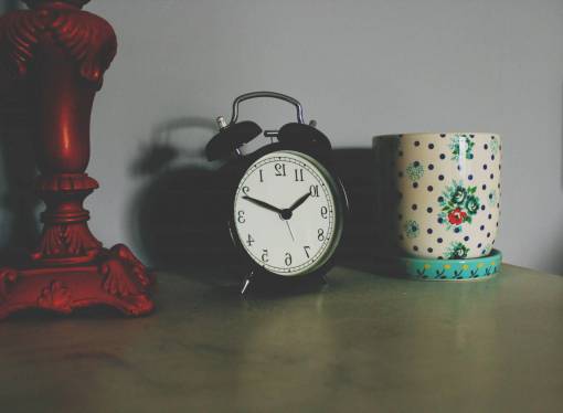 todavía artículos cosas escritorio mesa mesita de noche alarma