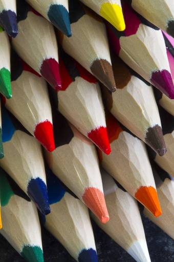 row still  items  things  pencils  colored  sharp  pile