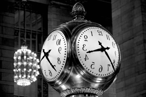 arana reloj vintage luz de araña en blanco y negro