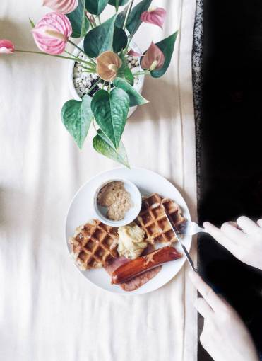 procesador gofres flatlay flores salchicha desayuno brunch yum