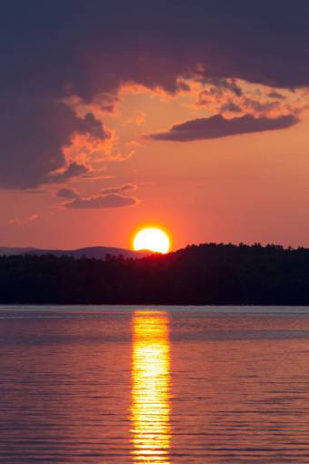 calentamiento cálido lago atardecer naranja silueta bosque agua