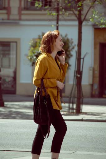 telefono inteligente mujer ciudad teléfono caminando hablando teléfono inteligente hembra