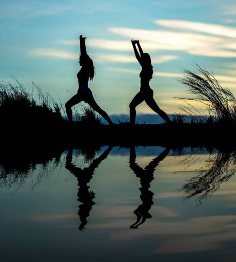 entrenamiento mujer ejercicio mañana dos amanecer deportes naturaleza